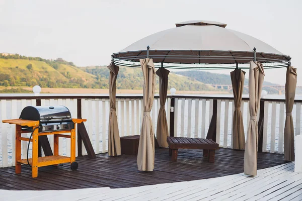 Beautiful tent with a barbecue at the landing stage. Summer cafe with mountain views. — 스톡 사진