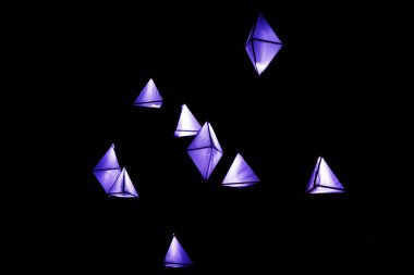 Parlak kumaş fenerler geceleri gökyüzünde uçuşuyor..