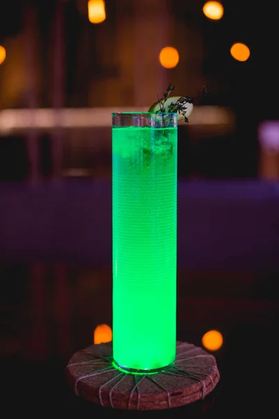 バーのトレイに緑のバックライト付きの美しいガラス 爽やかなドリンクのグラス — ストック写真