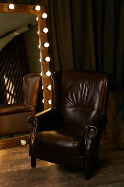 豪华经典的扶手椅 由棕色 真皮制成 内饰时尚典雅 模糊的背景 — 图库照片