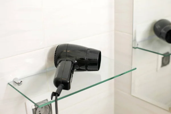 Secador Pelo Negro Estante Vidrio Baño — Foto de Stock