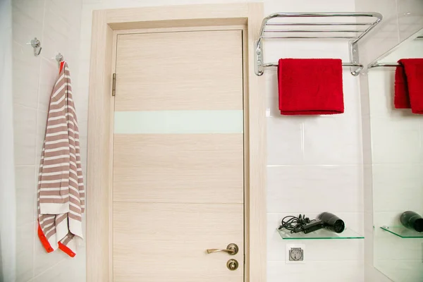 一个经典的白色瓷砖浴室的内部 小浴室 — 图库照片