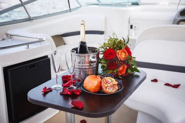 Tafel Een Cruisejacht Met Koele Champagne Bloemen Vers Fruit Stockfoto