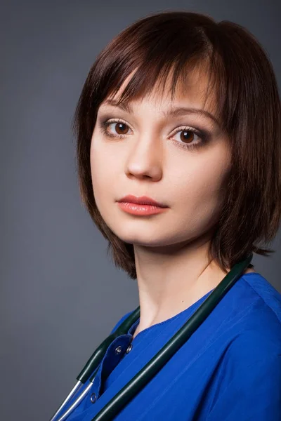 Portret Van Een Jonge Verpleegster Tijdens Hard Werken Brunette Met — Stockfoto