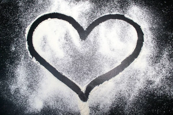 Siyah Bir Arkaplanda Beyaz Bir Dokuya Kalp Çiziyor — Stok fotoğraf