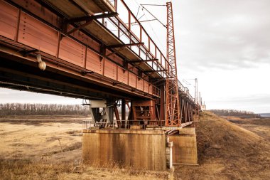 Demiryolu demir köprüsünü kapatın.