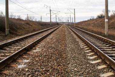 Demiryolu rayları gökyüzü arkaplanını kapatıyor