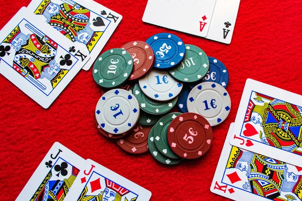 Kırmızı Masada Çipli Poker Kartları — Stok fotoğraf
