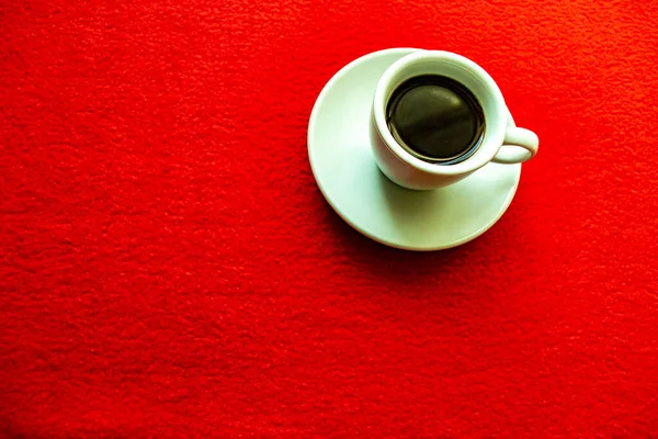 Kırmızı Zemin Üzerinde Kahve Olan Beyaz Bardak — Stok fotoğraf