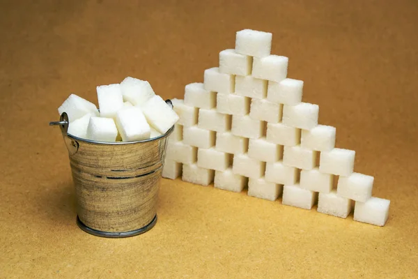 Bucket Sugar Cubes Sugar Cubes Laid Out Pyramid Beige Background — Stock Photo, Image
