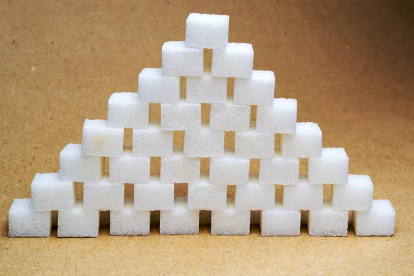 Cubetti Zucchero Foderati Con Una Piramide Sfondo Beige — Foto Stock
