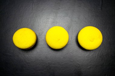 Siyah arka planda sarı badem kurabiyeleri