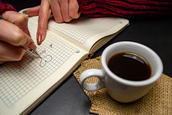 Шариковая Ручка Пишет Люблю Тебя Сердце Блокноте Рядом Чашкой Кофе — стоковое фото