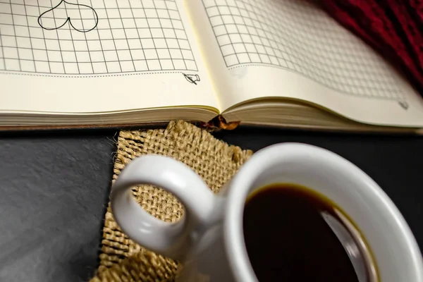 Gezeichnetes Herz Einem Notizbuch Neben Einer Tasse Kaffee Auf Schwarzem — Stockfoto
