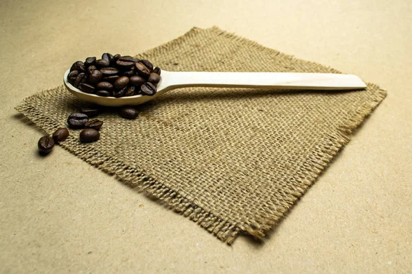 Szczelnie Drewniana Łyżka Ziarnem Kawy Serwetce — Zdjęcie stockowe
