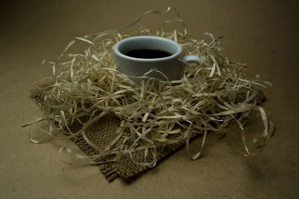Peçetede Ince Dilimlenmiş Bir Fincan Kahve — Stok fotoğraf