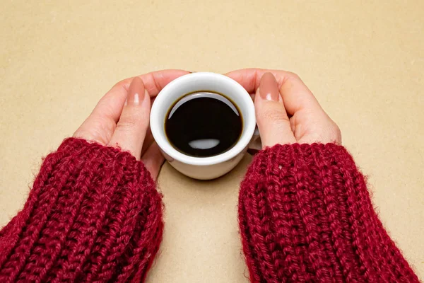 Hände Pullover Umarmen Eine Tasse Kaffee Auf Beigem Hintergrund — Stockfoto