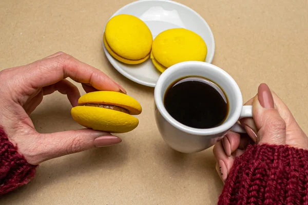 Tasse Kaffee Der Hand Und Gelbe Makronen — Stockfoto