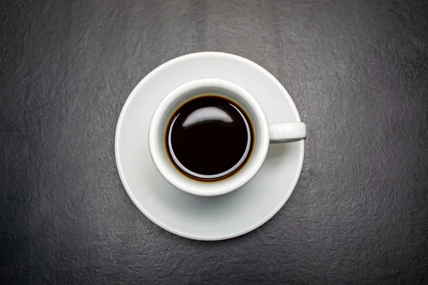 Valkoinen Cup Kahvia Mustalla Pohjalla — kuvapankkivalokuva