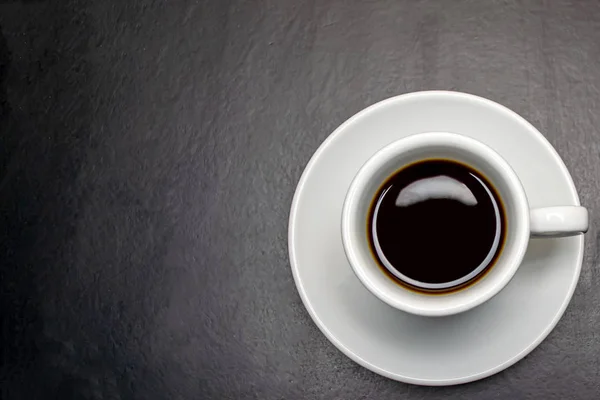 Beyaz Fincan Kahve Siyah Bir Arka Plan Ile — Stok fotoğraf
