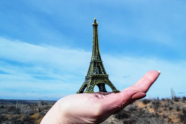 Figurine Eiffeltoren Een Hand Tegen Lucht — Stockfoto