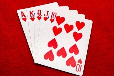 kırmızı arkaplanda kart oynanıyor