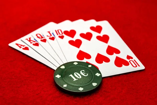 Відтворення Карт Чип Покеру Червоному Тлі — стокове фото