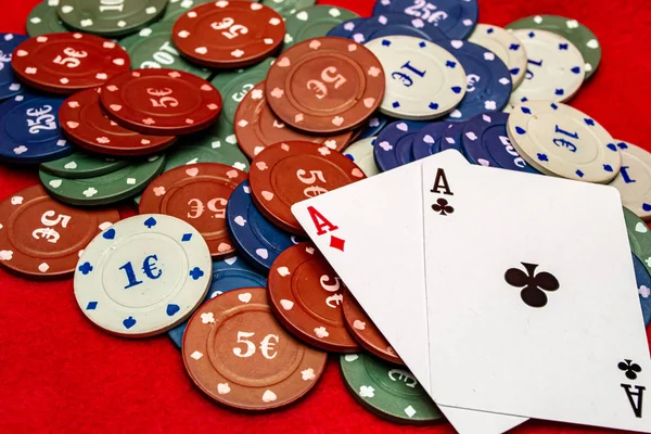 Två Ess Pokermarker Röd Bakgrund — Stockfoto