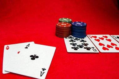 Kırmızı arkaplanda kart as ve onluk oynamak