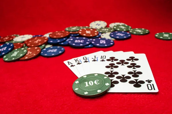 Kırmızı Arkaplanda Poker Çipleri Oynamak — Stok fotoğraf