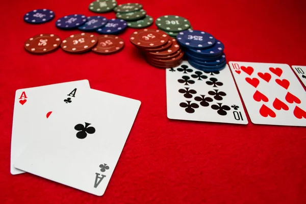 Kırmızı Arkaplanda Kart Onluk Oynamak — Stok fotoğraf