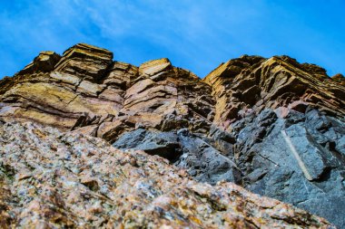 Dipten gökyüzüne uzanan granit kayalar