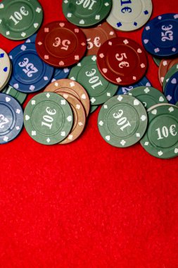 Kırmızı arkaplanda poker çipleri