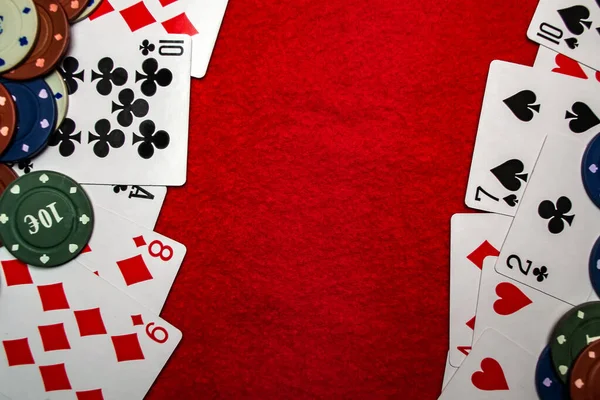 Kırmızı Arkaplanda Kart Poker Çipleri Oynamak — Stok fotoğraf