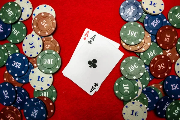 Poker Fişleri Ortada Kırmızı Zemin Üzerinde Iki — Stok fotoğraf