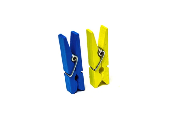 Dois Clothespins Ficar Amarelo Azul Canto Folha Isolada Fundo Branco — Fotografia de Stock
