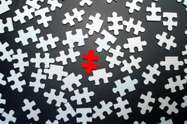 Siyah arkaplanda kırmızı ortası olan bir sürü beyaz bulmaca