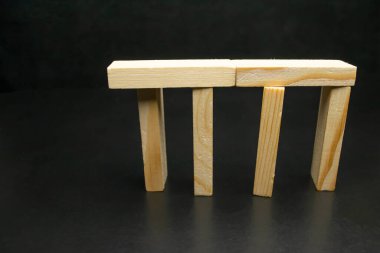  Siyah arkaplanda tahta bloklar