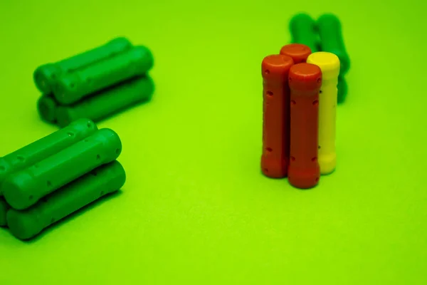 Multi Gekleurde Ton Van Ontwerper Een Groene Achtergrond — Stockfoto