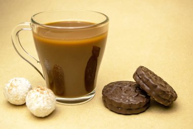 Kakaolu fincan, çikolatalı kurabiye, mantarlı.