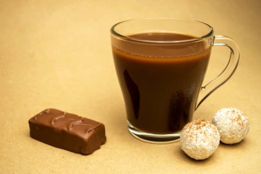 Kakaolu, çikolatalı, mantarlı.