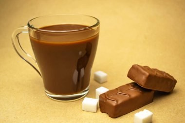 Kakaolu, rafine şekerli ve çikolatalı.