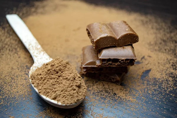 Bucăți Ciocolată Poroasă Lingură Lemn Cacao Fundal Negru — Fotografie, imagine de stoc