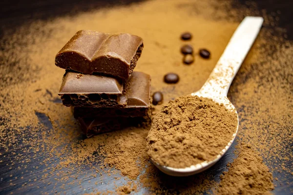 Bucăți Ciocolată Poroasă Lingură Lemn Cacao Boabe Cafea Fundal Negru — Fotografie, imagine de stoc