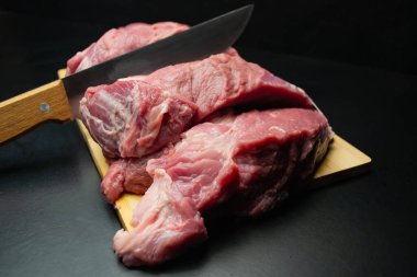  Taze sulu et kesme tahtasındaki bıçağı keser.