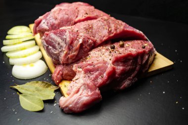  Kesme tahtasında taze sulu et