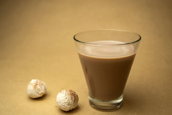 Leche Cacao Vaso Dos Trufas Blancas —  Fotos de Stock