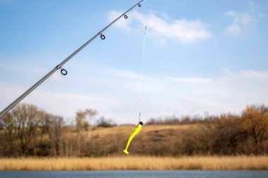 Nehrin arka planında oltaya takılmış bir yem.