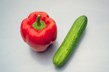 Kırmızı sulu biber ve yeşil salatalık.