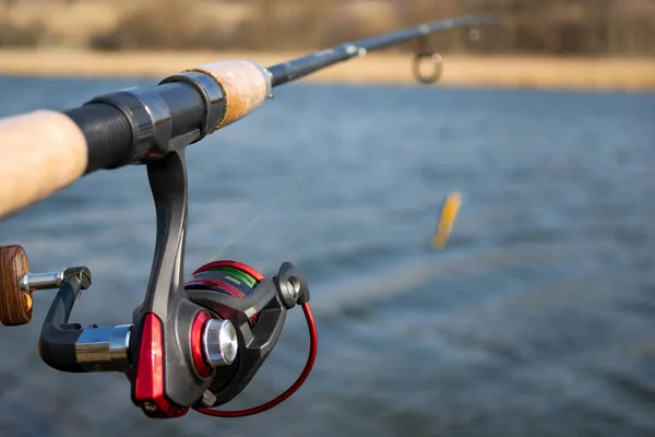 Canna Pesca Con Esca Sul Fiume — Foto Stock